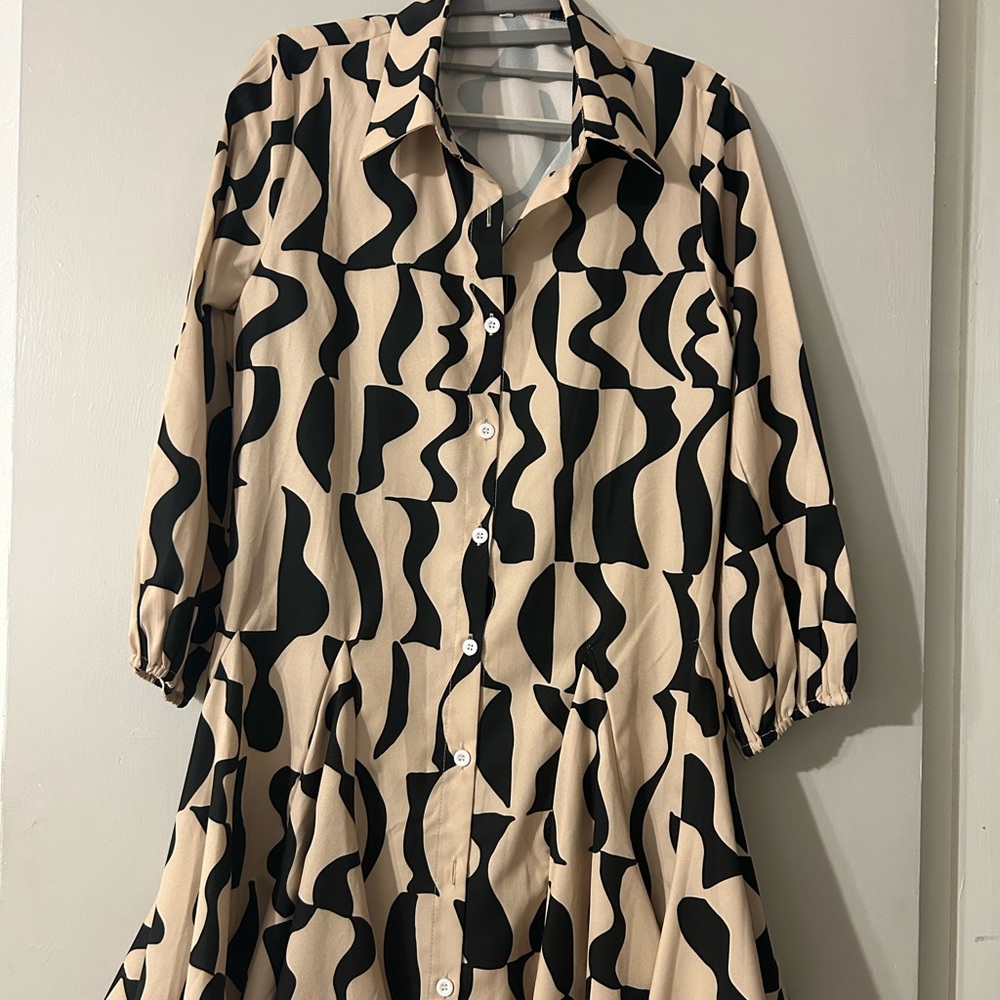 Chic Black and Tan Wave Pattern Dress